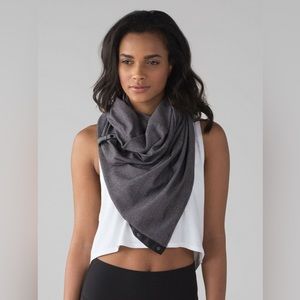 Lululemon Vinyasa Scarf- SO many ways to wear it! Fabulous travel piece! 🖤
